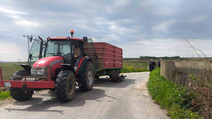 Motosiklet, traktör römorkuna çarptı: 1’i ağır 2 yaralı