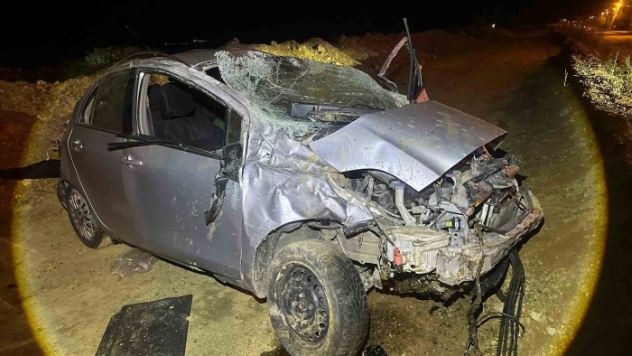 Hurdaya dönen otomobilden yaralı kurtuldular