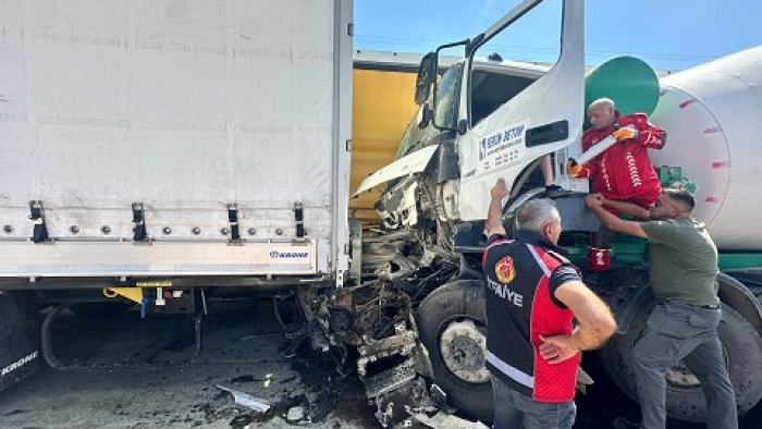 Sürücüsünün direksiyon başında uyuduğu beton mikseri 2 TIR’a çarptı; 1 yaralı