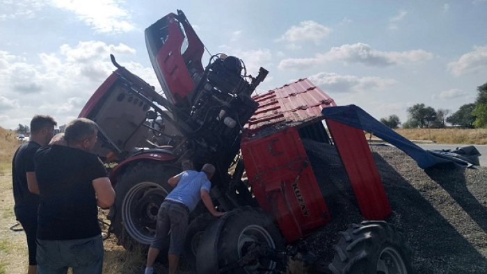 Yoldan çıkan traktör devrildi; 2 yaralı