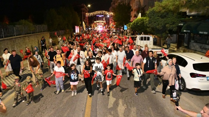 Keşan'da 30 Ağustos coşkusu fener alayı ve Ufuk Yıldırım konseri ile taçlandı