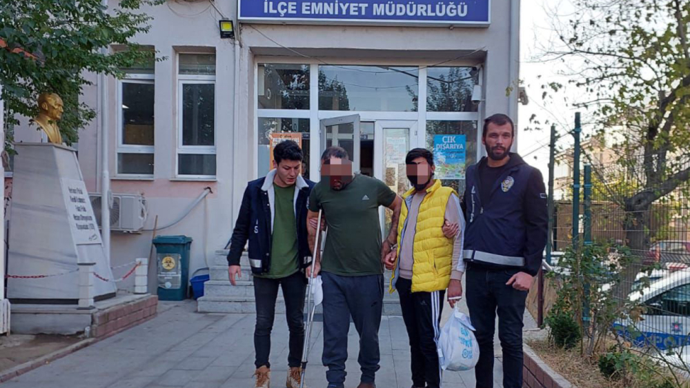 Aranma kaydı olan 2 kişi yakalanarak, tutuklandı