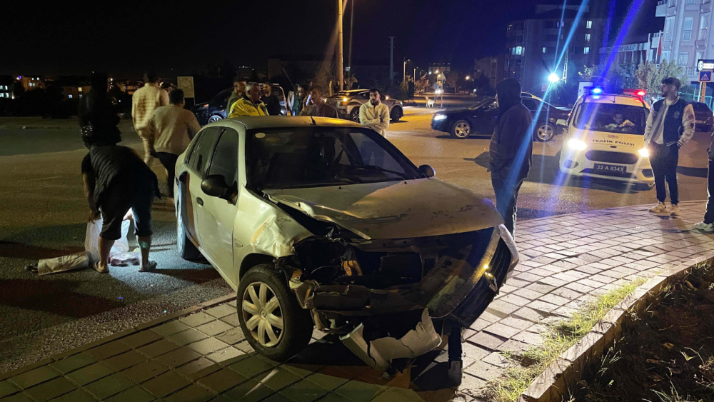 Otomobille hafif ticari araç çarpıştı: 3 yaralı
