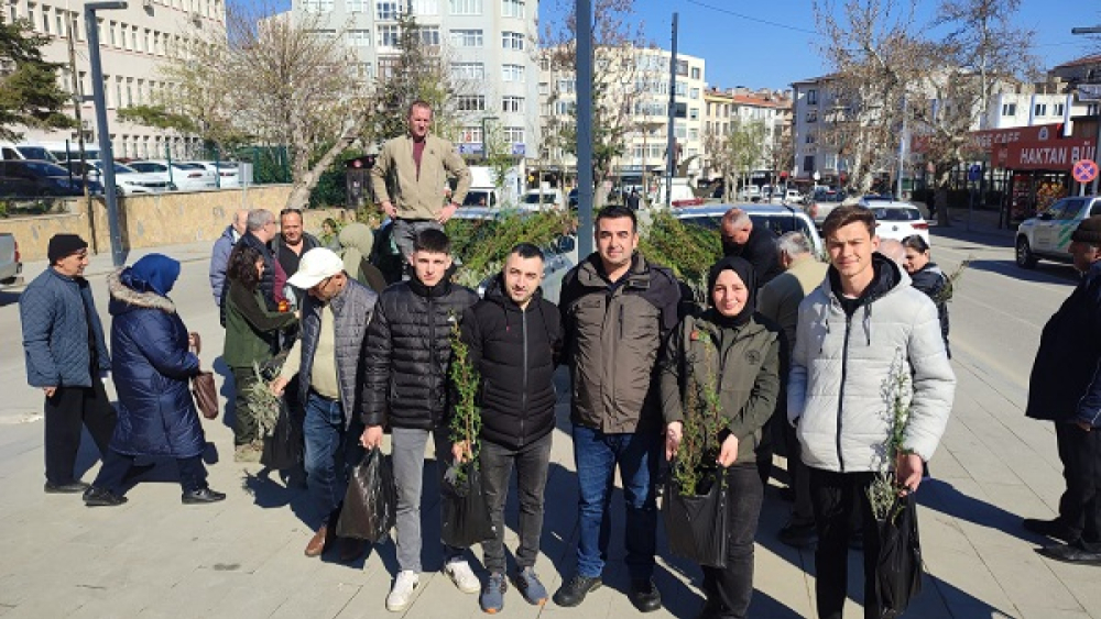 Keşan’da vatandaşlara ücretsiz 1000 fidan dağıtıldı