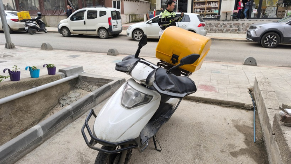 Köpeklerin kovaladığı motokurye kaza yaptı