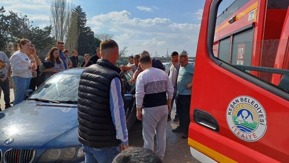 Keşan’da otomobilde kilitli kalan çocuk, itfaiyenin camı kırmasıyla kurtarıldı