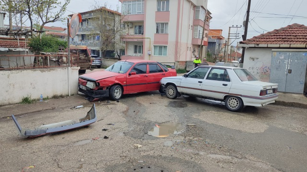 Çarpışan 2 otomobilde maddi hasar oluştu