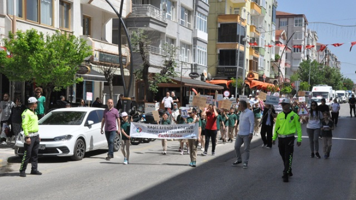 Keşan’da minikler, Trafik Haftası nedeniyle yürüdü