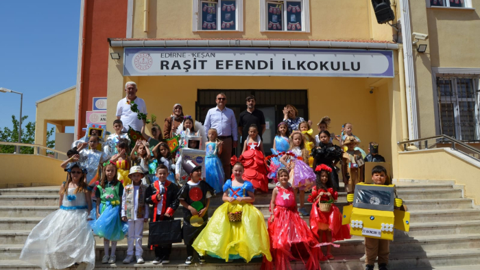 Raşit Efendi İlkokulu öğrencileri atıkları sanata çevirdi