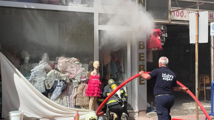 Keşan’da bebek kıyafetleri satan iş yerinde yangın