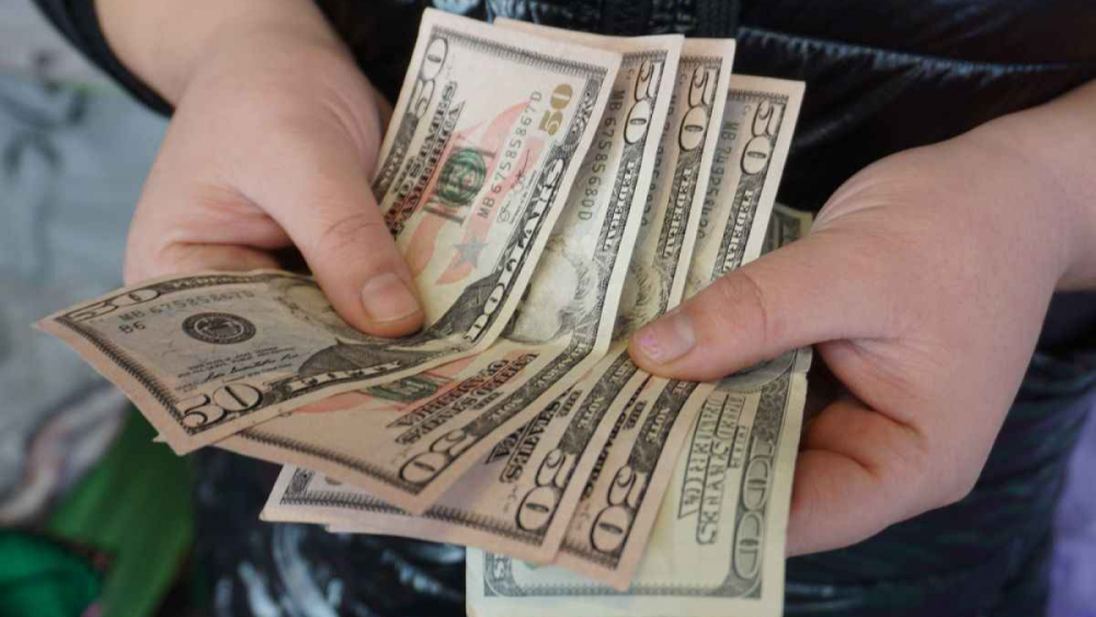 Keşan’da örnek davranış: Yolda bulduğu 1350 doları polise teslim etti