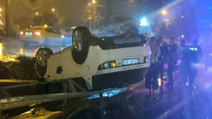 Keşan’da otomobil demir bariyerlere çarptı: 2’si ağır 3 yaralı