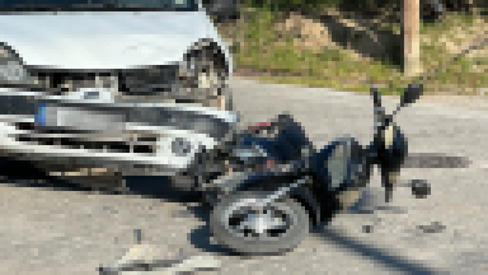 Otomobille çarpışan motorlu bisikletin sürücüsü yaralandı