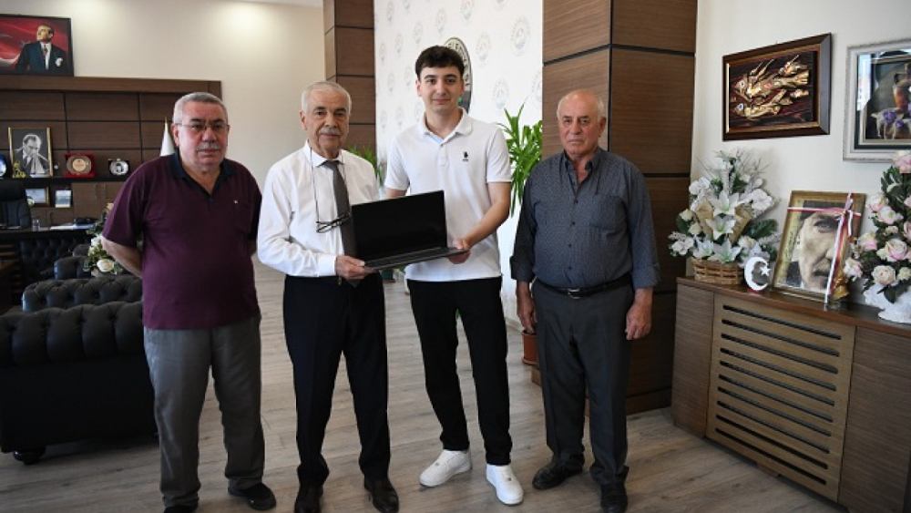 Başkan Özcan’dan, tıp fakültesi öğrencisine dizüstü bilgisayar desteği
