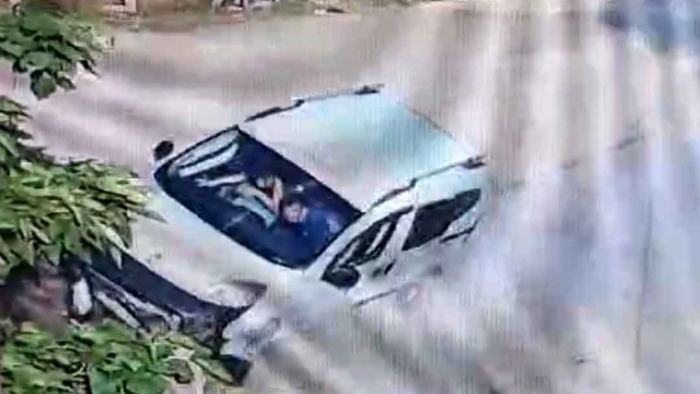 Drift yaparken, duvara çarpan sürücüye 46 bin lira ceza; kaza kamerada