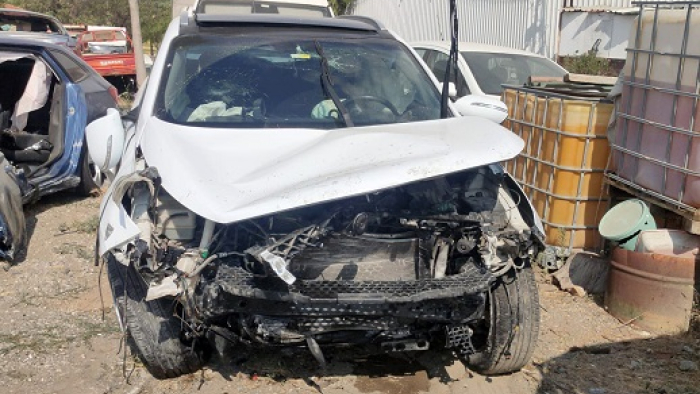 Önce otomobile sonra ise duvara çarparak takla atan otomobilin sürücüsü ağır yaralandı