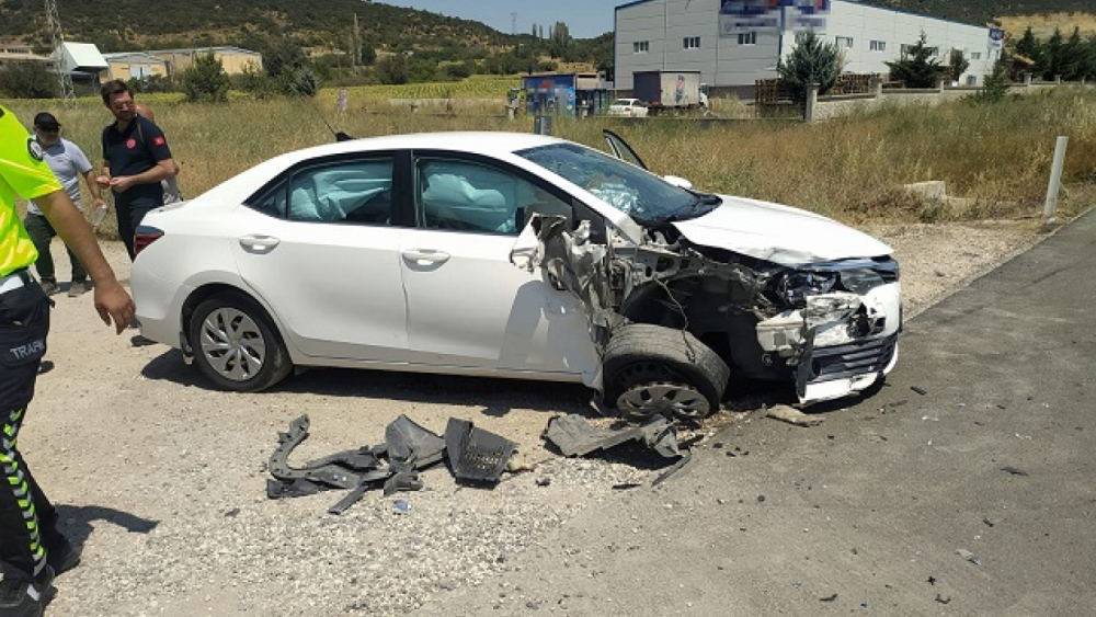 Keşan’da otomobil, radar uygulaması yapan araca çarptı: 1’i polis 2 yaralı
