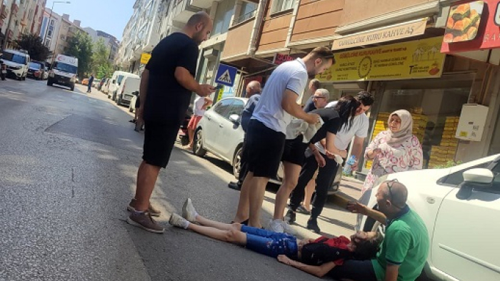 Motosiklet, yayaya çarptı: 2 yaralı