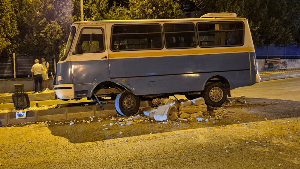El freni çekilmeyen minibüs, orta refüje çarptı