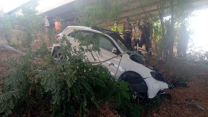 Üst geçidin ayağına çarpan otomobilin sürücüsü hayatını kaybetti