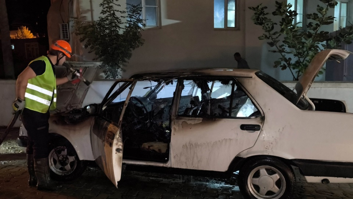 Keşan’da park halindeki otomobil kontağı çalıştırılınca alev aldı
