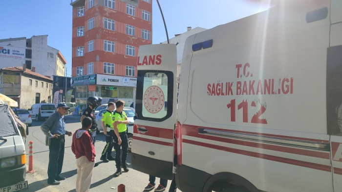 Sürücüyle tartıştığı minibüse tekme atmak isterken düşüp, belini kırdı