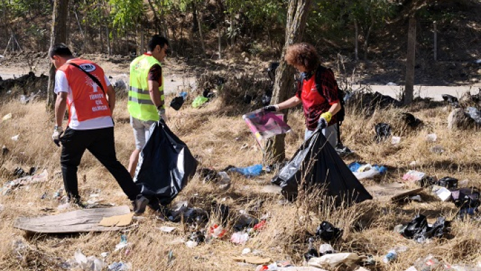 3 saatte 100 torba atık topladılar