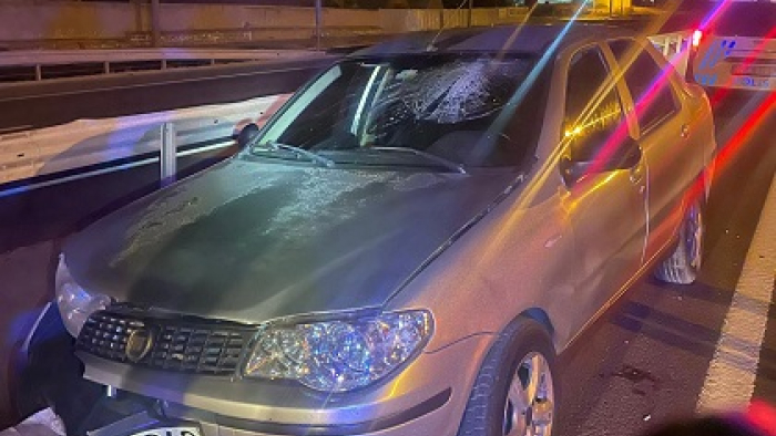 Ters yönden giderken orta refüje çarpan otomobilin alkollü sürücüsü yaralandı