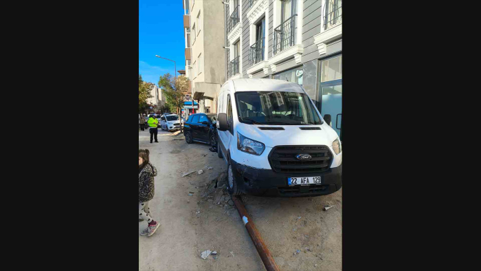 Keşan’da otomobil, park halindeki kamyonete çarptı: 2 yaralı