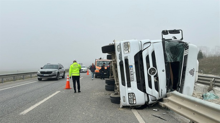Devrilen kamyonda sıkışan sürücü yaralandı