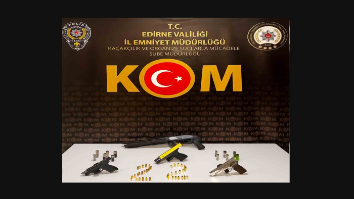 Bazaya gizlenmiş silahlar ele geçirildi; 1 gözaltı