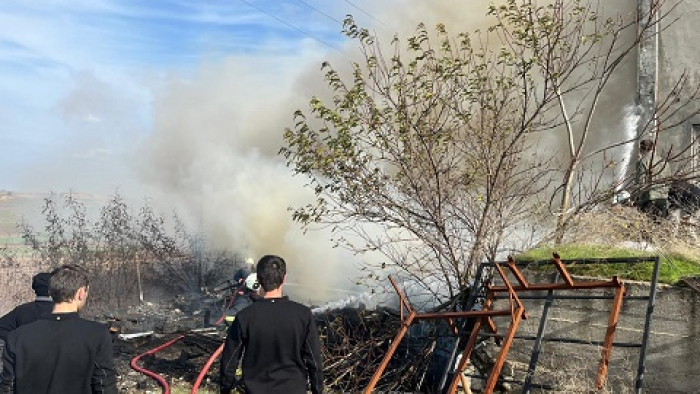 Keşan’da mobilya mağazasının deposunda çıkan yangın söndürüldü