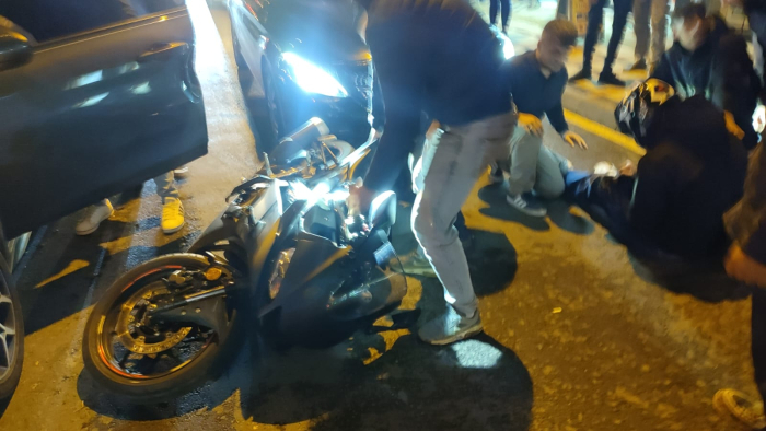 Motosiklet, otomobilin açılan kapısına çarptı; sürücü yaralandı