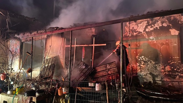 Pazardere köyünde çiftlikte yangın; 1 ev, 2 biçedöver ve 2 otomobil yandı