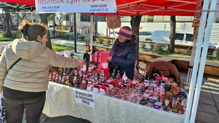 El emeği ürünler Keşan Kent Müzesi bahçesinde satışta