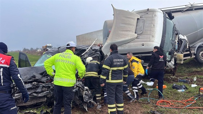 Edirne’de beton tankeriyle otomobil çarpıştı: 1 ölü, 1 yaralı