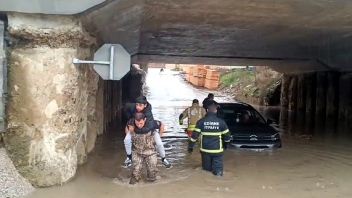 Edirne’de evleri ve alt geçitleri su bastı, mahsur kalanlar kurtarıldı
