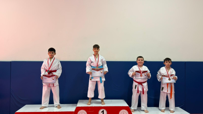 Minik ve yıldız karatecilerden büyük başarı