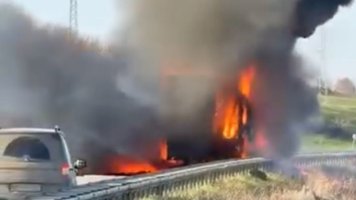 Uzunköprü’de domates yüklü TIR alev alev yandı