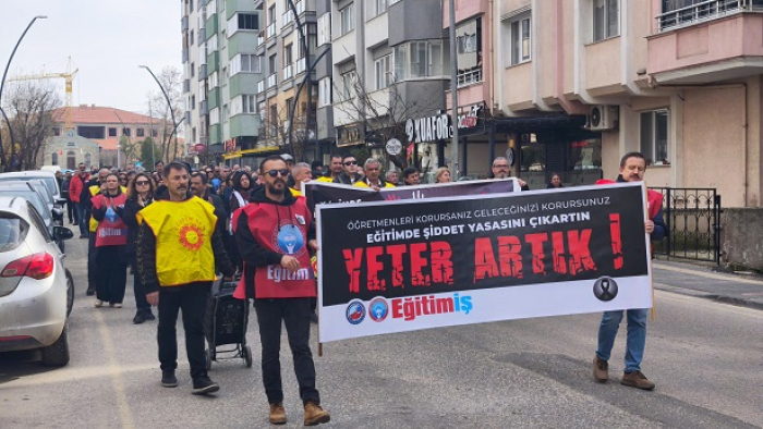 Keşan’da öğretmenler, öldürülen meslektaşları için yürüdü