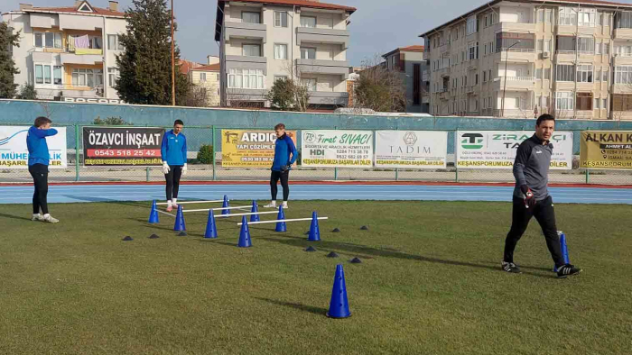 Keşanspor kaleci antrenörü Erdal Baltacı, futbolun yazılımını yeşil sahalarda test ediyor