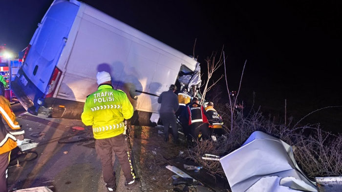 Keşan’da feci kaza: Kamyonet TIR’a arkadan çarptı: 2 ölü, 1 yaralı