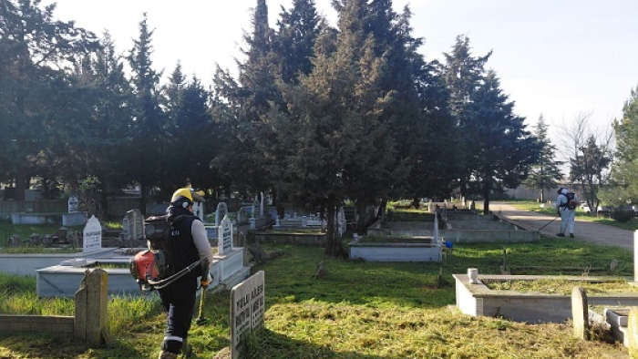 Bayram öncesi cami ve mezarlıklarda temizlik