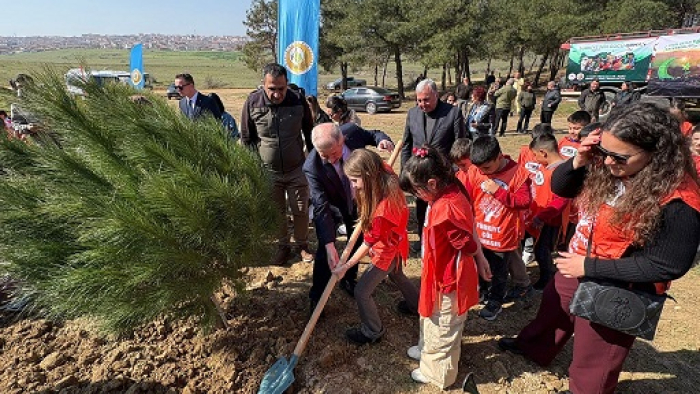 Keşan’da ilkokul öğrencileri fidan dikti