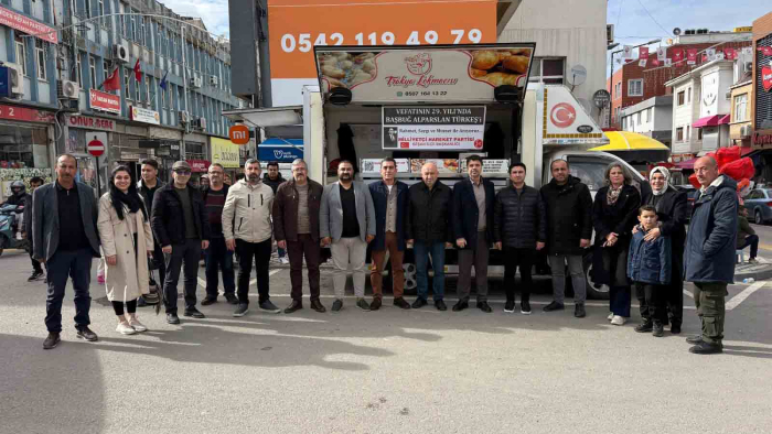 Alparslan Türkeş için lokma dağıtıldı