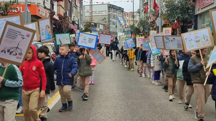 İlkokul öğrencilerinden ‘Türkiye Sağlık Haftası’ nedeniyle farkındalık yürüyüşü
