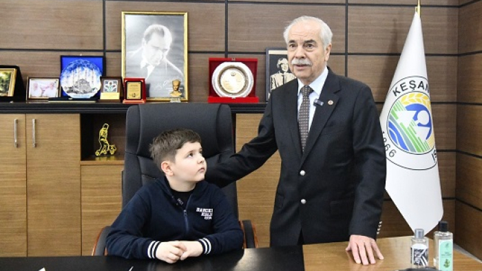 Keşan Belediyesi’nde 23 Nisan geleneği: Başkanlık koltuk Bilge Kağan’a emanet