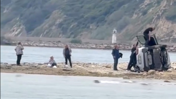 Yayla Sahili’nde otomobil bariyeri aşıp, kumsala uçtu