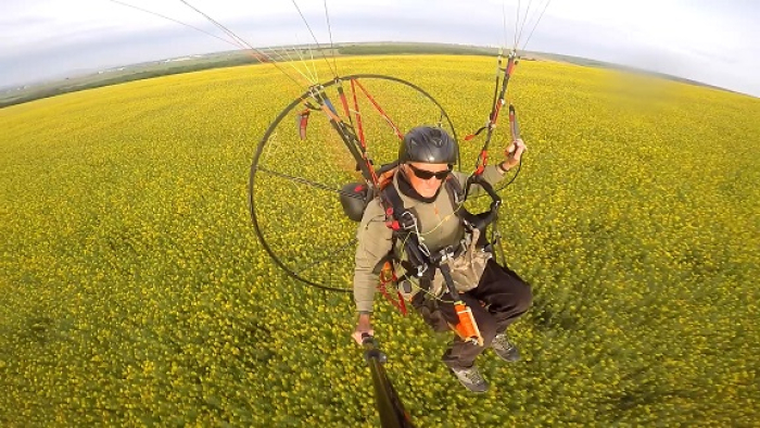Keşan’ın 'sarı altın çiçeği’ kanola tarlaları üzerinde paramotorla uçtu