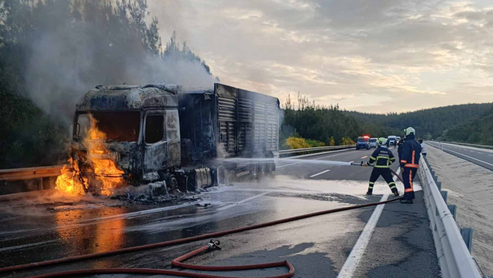 Korudağ mevkiinde TIR yandı